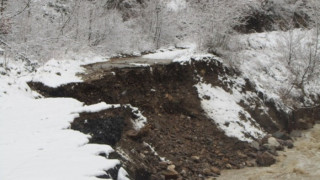 Село трепери да не рухне пътя от снега