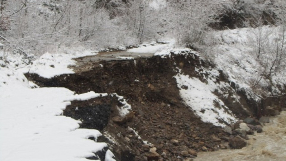 Село трепери да не рухне пътя от снега | StandartNews.com