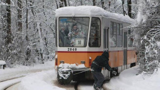 Лудница! Мъж кара сноуборд в София, вързан за трамвай