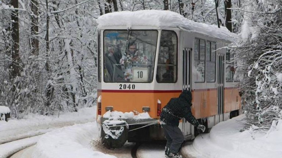 Лудница! Мъж кара сноуборд в София, вързан за трамвай | StandartNews.com
