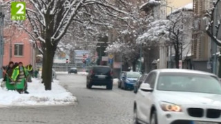 Доброволци в помощ на възрастни заради леда в Пловдив