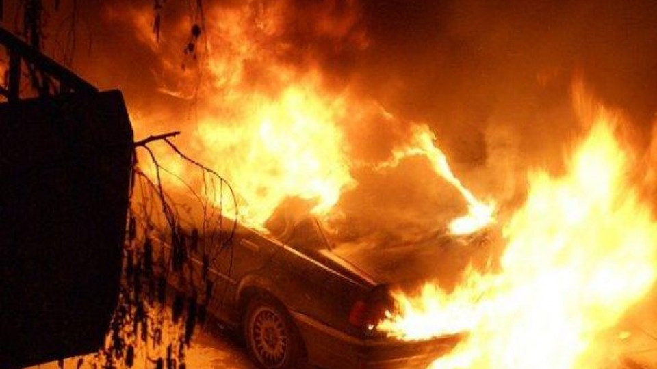 Джип пламна в движение, огнеборци гасиха хотел и къща | StandartNews.com