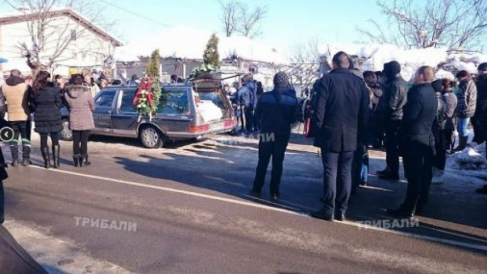 Враца потъна в скръб, погребаха Тодор в затворен ковчег | StandartNews.com