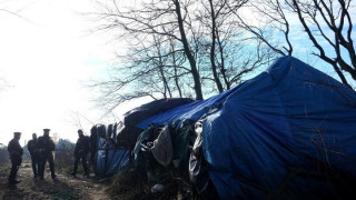 Сблъсък между полиция и протестиращи мигранти в Кале