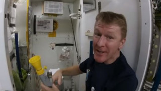 Астронавт показва как се ползва тоалетна в Космоса (ВИДЕО)