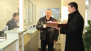 Вкусна торта за първия данъкоплатец в Царево