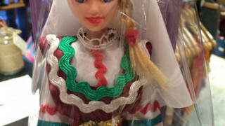 Българи създадоха кукла Барби с народна носия