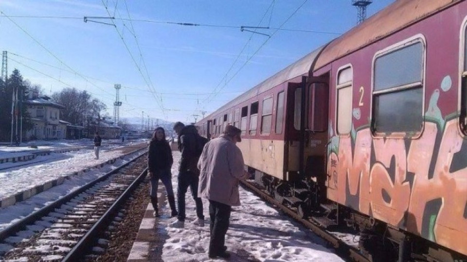 Влакът Пловдив - София блокира заради проблем в контактната мрежа | StandartNews.com