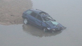 Кола се приземи в река, младеж загина