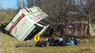 Човешка грешка или повреда обърнали автобуса с българи