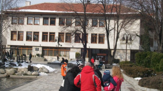 Двама чистят исторически обекти в Банско по проект