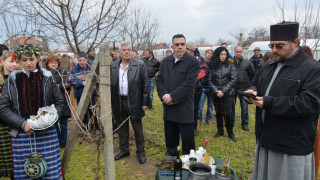 Попът с таблета обикалия България с колело