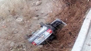 СНИМКИ: Кола падна в Струма след каскада с бус