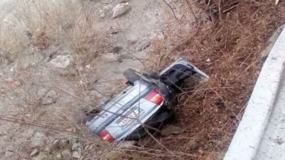 СНИМКИ: Кола падна в Струма след каскада с бус | StandartNews.com