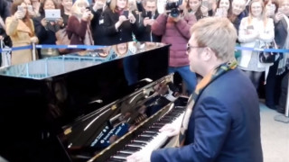 Елтън Джон изнесе концерт на лондонска гара (ВИДЕО)