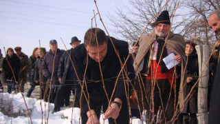 Кмет зарязва в лозарско село