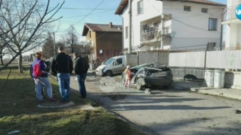 Джип падна върху паркирана кола  | StandartNews.com