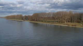 Мигрант спаси паднал в река Рейн
