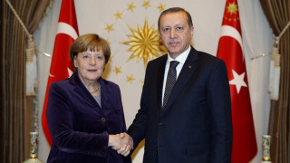 Турция иска помощ от НАТО за бежанците (ОБЗОР)