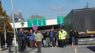 Безредици и счупени коли по границата с Гърция 