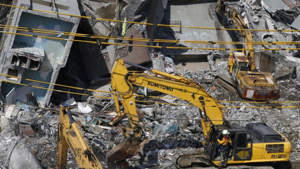 Арестуваха строителя на падналата сграда в Тайван | StandartNews.com