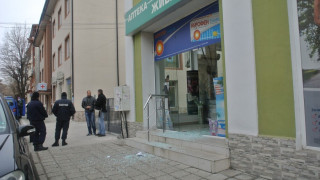 Вандали стреляха по аптека в Хасково