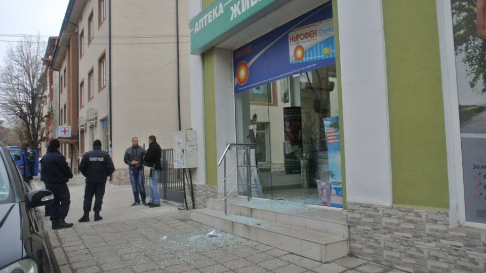 Вандали стреляха по аптека в Хасково | StandartNews.com