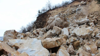 Село на бунт заради неукрепен път