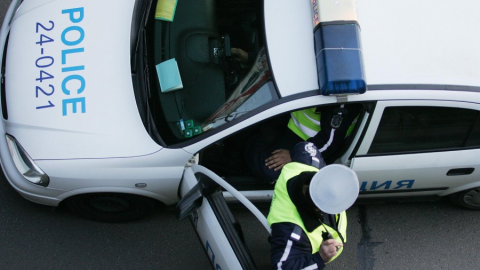 Полицията издирва шофьор блъснал 25-годишен | StandartNews.com