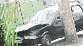 Шофьор се вряза в училище в София и загина 