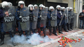 ВИДЕО: Павета и домати хвърчат в Атина 