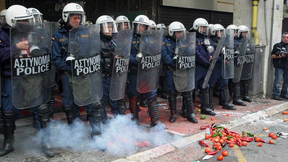ВИДЕО: Павета и домати хвърчат в Атина  | StandartNews.com
