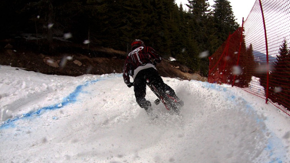 Байкъри превземат най-стръмната ски писта в Пампорово | StandartNews.com