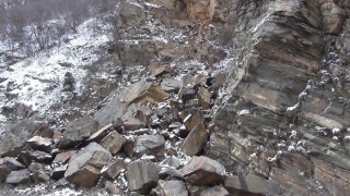 Казарма се срути върху семейство
