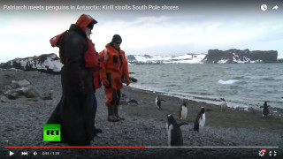 Руският патриарх на разходка сред пингвини (ВИДЕО)