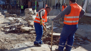 Спешно укрепват ограда на гимназия