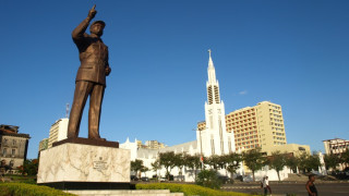 Пхенян печели милиони от статуи на диктатори