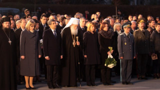 Час по героизъм пред паметника на Апостола