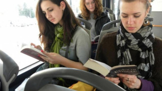 Безплатен билет за градския транспорт, ако четеш книга