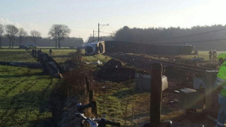 Влак се преобърна в Холандия, двама загинаха