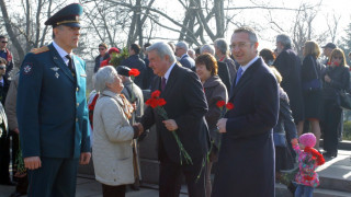 Червени карамфили за защитниците на Отечеството