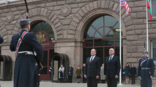 "Тих бял Дунав" и гвардейци за US посланика