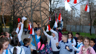 Ученици накичиха дърветата в школския двор с мартенички