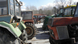 Гръцки фермери изтеглят трактори от границата