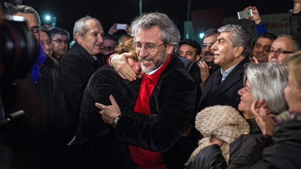 След 92 дни в ареста: Турция освободи 2-ма журналисти | StandartNews.com