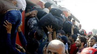 Заловиха в товарен влак 27 емигранти