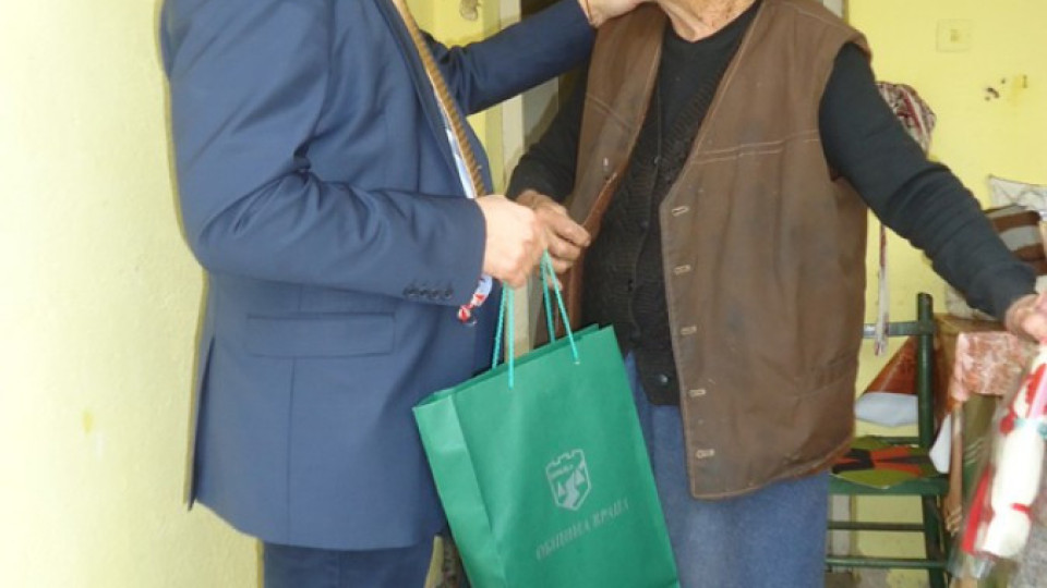 Кметът на Враца закичи 101-годишна баба с мартеница | StandartNews.com