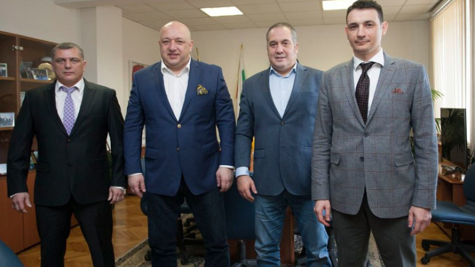 Бинев и Михайлов си стиснаха ръце пред Кралев | StandartNews.com