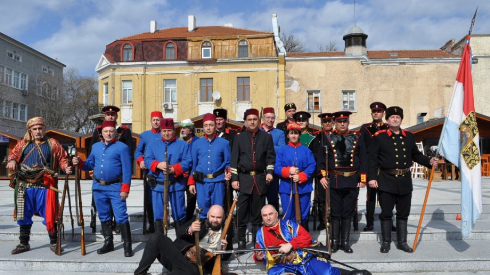 Опълченци се биха за Самарското знаме в Бургас | StandartNews.com