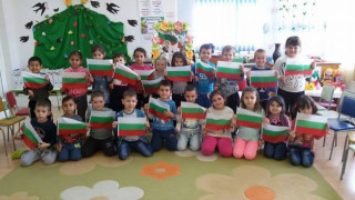 Деца развяха българския трибагреник